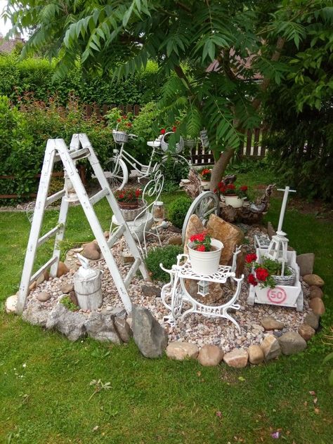 Flower Garden Decor Ideas, Garden Fairy Costume, Dream Garden Backyards, Front Lawn Landscaping, River Rock Garden, Backyard Covered Patios, Beautiful Flower Garden, Yard Garden Design, Garden Plant Pots