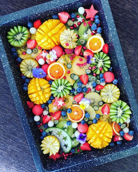 Rethink Your Drink, Healthy Halloween Snacks, Decorações Com Comidas, Veggie Snacks, Rainbow Fruit, Christmas Fruit, Party Food Platters, Beautiful Fruits, Fruit Platter