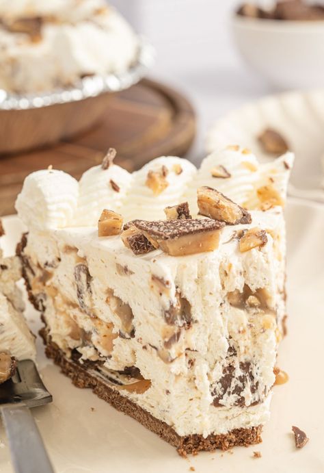 A front view of a slice of the cheesecake pie with heath candy bars. Candy Bar Pie Recipes, Heath Pieces Recipes Toffee Bits, Heath Pie, Heath Cheesecake, Heath Bar Cheesecake, Easy Pies, Heath Candy, Heath Toffee, Toffee Cheesecake