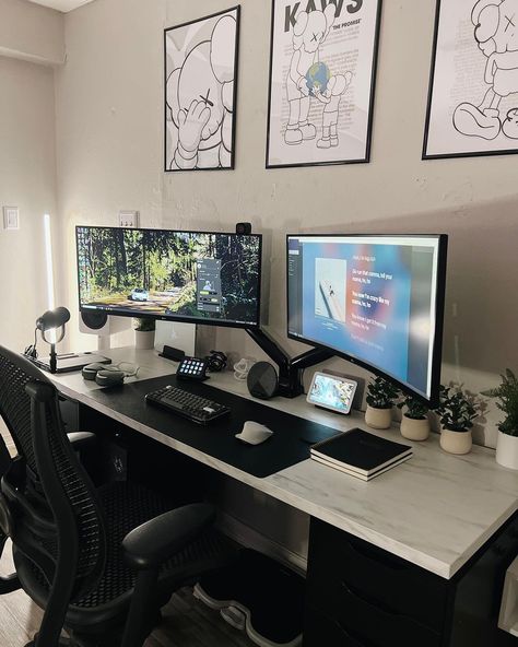 Laptop And Dual Monitor Desk Setup, 3 Screen Computer Desk Setup, Desk Ideas Dual Monitor, Dual Monitor Office Setup, Two Monitors Setup, Three Monitor Desk Setup Home Office, Dual Monitor Desk Setup Aesthetic, 2 Monitor Gaming Setup, Youtuber Office Ideas