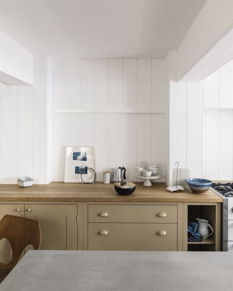 Cream And Wood Kitchen, British Standard Kitchen, Kitchen Decluttering, Curated Kitchen, Plain English Kitchen, British Kitchen, Declutter Kitchen, Wooden Cupboard, English Kitchens