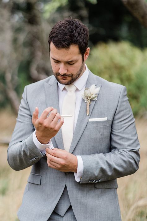 Grey groom suit inspiration Photo: @gemmagiorgio Gray Linen Suit Wedding, Grey Suit Beige Tie, Grey Groom Suit With Bride, Grey Suit Wedding Groom & Groomsmen Suits, Men’s Gray Suit, Grey Men’s Suit, Light Grey Suit Men Wedding, Gray Suit Groom, Gray Groomsmen Attire