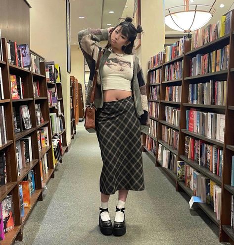 donglinnn.w on instagram Flowy Long Skirt, Long Plaid Skirt, Plaid Skirt Outfit, Midi Skirt Outfit, Long Skirt Outfits, Downtown Outfits, Shirts Ideas, Mesh Overlay, Swaggy Outfits