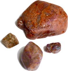 Rock Identification Pictures, Raw Gemstones Rocks, Mineral Identification, Rock Identification, Minerals Crystals Stones, Gemstones Chart, Ruby And Sapphire, Rock Tumbler, Rock Hunting