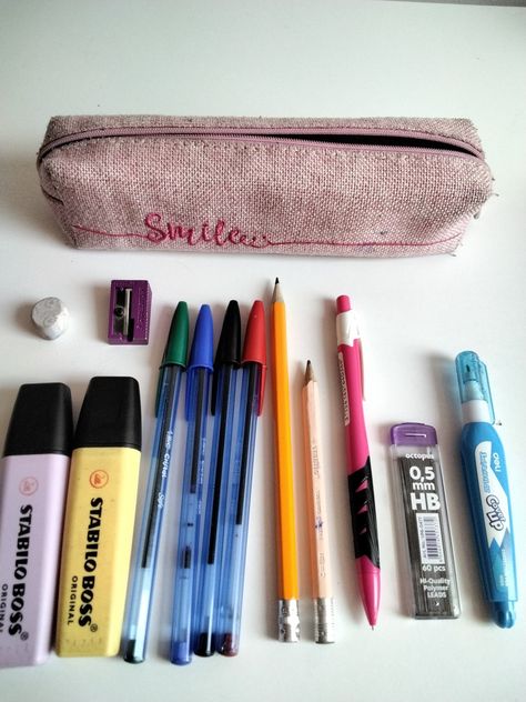 what I keep in my pencil case 💖 Pencil Case Organization, Pencil Case Essential, In My Pencil Case, My Pencil Case, Studying Stationary, Girl School Supplies, Attitude Bio For Instagram, Stationery Obsession, Creative School Project Ideas