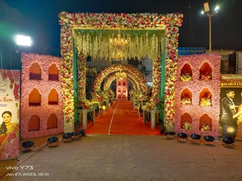 Stage Decoration Photos, Floral Backdrop Wedding, Shaadi Decor, Leaf Decor Wedding, Haldi Decoration Ideas, Wedding Gate, Reception Stage Decor, Simple Stage Decorations, Home Flower Decor