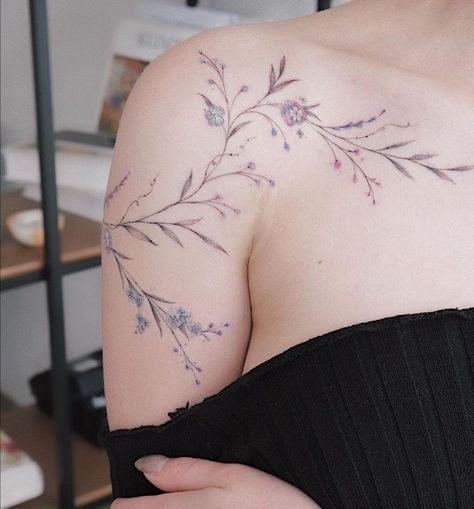 Botanisches Tattoo, Feminine Shoulder Tattoos, Tato Jari, Pola Tato, Bauch Tattoos, Flower Tattoo Shoulder, Tato Lengan, Shoulder Tattoos For Women, Classy Tattoos