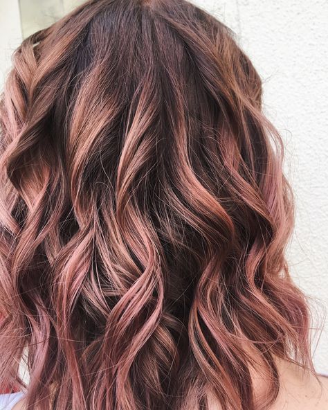 Used @matrix Metallic Rose Gold, mixed levels 7+9 with 10vol. to create these soft Rosey vibes on the beautiful @salinaakensiee! 🌹✨I… Rose Gold Balayage, Rose Gold Highlights, Hair Color Rose Gold, Black Roots, Metallic Rose Gold, Hair Balayage, Rose Gold Hair, Drinks Recipes, Hair Inspiration Color