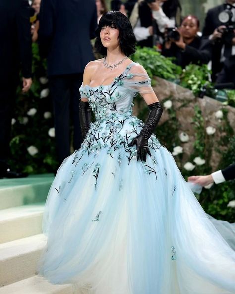 Best looks of Met Gala 2024 . . . #metgala #metgala2024 #redcarpet #vanityfair #fashionwalk #hollywoodwalkoffame #fashionmoment Miumiu Dress, Schiaparelli Dress, Fashion Designer Dresses, Maxi Frocks, Miu Miu Dress, Met Gala Outfits, Fashion Walk, Fashion Artwork, Sydney Sweeney