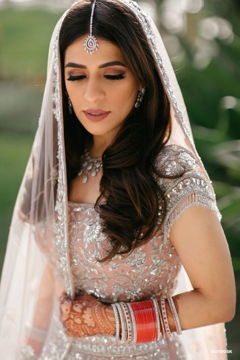 Intimate Wedding With Only 10 Guests & A Beautiful Salmon Manish Malhotra Lehenga! Open Hairdo, Hairstyles For Reception, Open Hair Hairstyles, Manish Malhotra Lehenga, Marriage Ideas, Open Hair, Bridal Bun, Indian Wedding Planning, Open Hairstyles