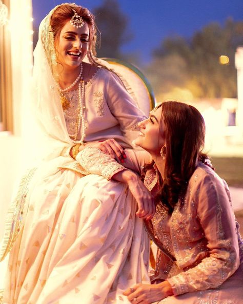 Mother Daughter Poses, Sibling Photo Shoots, Bridesmaid Poses, Bridesmaid Photoshoot, Sisters Photoshoot Poses, Indian Wedding Poses, Bride Photos Poses, Sister Poses, Bff Poses