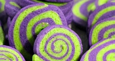 These Halloween Pinwheel Cookies are the perfect, easy treat for your Halloween celebrations! Halloween Pinwheel Cookies Ingredients: * 5 ... Easy Halloween Cookies Recipes, Pinwheel Cookies Recipe, Halloween Biscuits, Swirl Cookies, Easy Halloween Cookies, Witch Cupcakes, Halloween Treats To Make, Cookie Recipes For Kids, Halloween Cookie Recipes