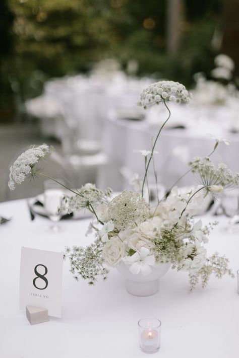 Understated Wedding Centerpieces, White Wedding Design, White Ikebana Wedding, Simple All White Wedding Decor, Minimal White Wedding Decor, Minimal Florals Wedding, Modern Wedding Round Table Decor, Small White Centerpieces Wedding, Minimal Floral Design