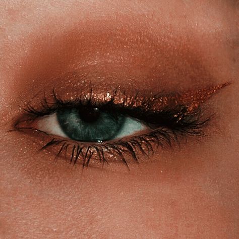 Pin: bixanka Metallic Eye Makeup, Eyeliner Glitter, Makeup Zombie, Cool Makeup, Gold Eyeliner, Orange Eyeshadow, Metallic Eyes, Smink Inspiration, Beauty Make-up