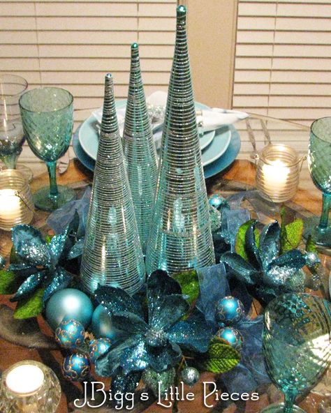 JBigg: Life in Kentucky: Aqua Sparkle Tablescape Aqua Christmas, Teal Christmas, Peacock Christmas, Turquoise Christmas, Holidays Ideas, Blue Christmas Decor, Silver Christmas Decorations, Beachy Christmas, Christmas Blue