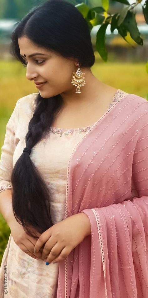 Anu Sitara, Anu Sithara, Beauty Forever, Saree Photoshoot, Night Dress For Women, Beautiful Saree, India Beauty, Beauty Women, Beautiful People