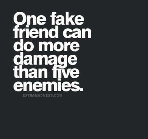 One fake friend can do more damage than five enemies. Fake Person Quotes, Quotes Friendship Ending, Friendship Ending, Fake Friendship Quotes, Fake Friendship, Fake Friend, Pictures Friends, Fake Friend Quotes, Fake People Quotes