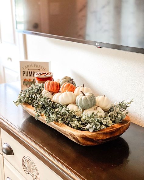 Dark Farmhouse, Fall Tray Decor, Indoor Fall Decor, Dough Bowl Centerpiece, Fall Tray, Independent Lifestyle, Fall Table Centerpieces, Centerpieces Diy, Fall Decor Inspiration