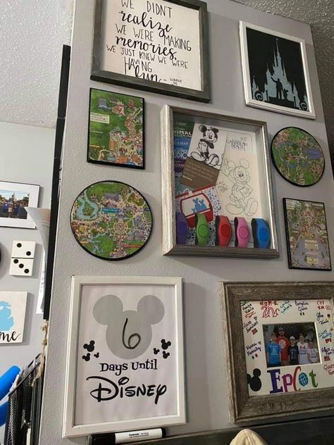 Disney Craft Room, Disney Gallery Wall, Disney Decor Bedroom, Disneyland Art, Disneyland Ideas, Disney Bedroom, Disney Themed Rooms, Disney Office, Disney House