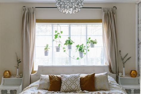 How to put your bed against the window and have it look awesome. Here are Bedrooms With the Beds Against the Window to inspire your decor choices! Bed Against Window, Window Above Bed, Window Behind Bed, Bedroom Minimalist, Window Bed, Inspire Me Home Decor, Bedroom Windows, Above Bed, Home Modern