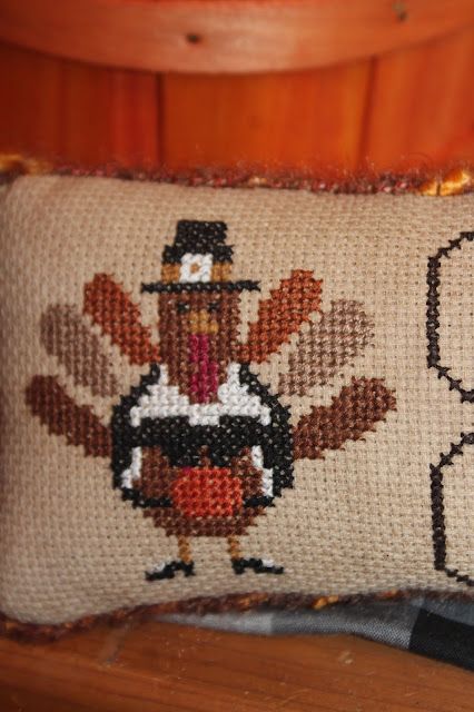 Cross Stitch Patterns Free Easy, Thanksgiving Cross Stitch, Cross Stitch For Beginners, Autumn Cross Stitch Patterns, Fall Cross Stitch, Happy November, Cross Stitch Freebies, Hand Beaded Embroidery, Just Cross Stitch