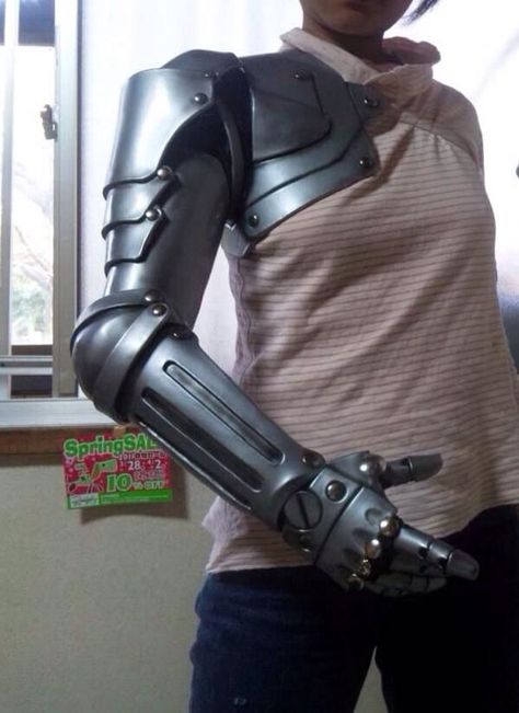 Real auto mail! Gimme now Edward Elric Cosplay, Fullmetal Alchemist Cosplay, Diy Props, Cosplay Armor, Edward Elric, Cosplay Tutorial, Cosplay Diy, Cosplay Tips, Fullmetal Alchemist