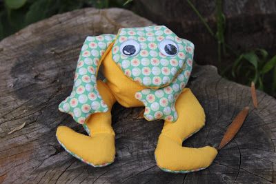 Bugs and Fishes by Lupin: Guest Post: Fabric Frog Tutorial Teaching Crafts, Frog Crafts, Softie Pattern, Sewing Stuffed Animals, Quilt Stores, Fabric Toys, Sewing Projects For Kids, Sewing Toys, Easy Sewing Projects