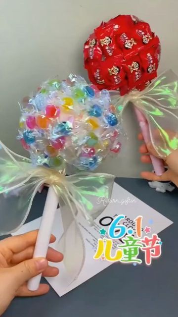 Candy Gifts Diy, Hadiah Diy, Candy Bouquets, Diy Birthday Gifts For Friends, Christmas Gift Basket Ideas, Diy Gift Set, Gifts Wrapping Diy, Candy Crafts, Diy Crafts Paper Flowers