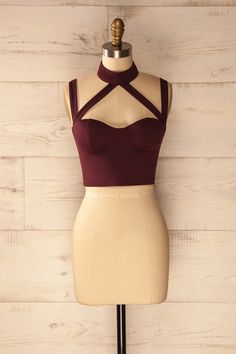 Burgundy Crop Top, Mode Pop, Halter Neck Crop Top, Weekend Outfits, Sari Blouse Designs, Hot Girl Summer, Unique Blouse Designs, Stylish Blouse Design, Unique Blouse