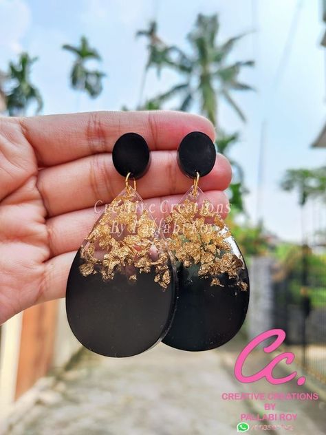 Resin Art Earrings Ideas, Black Resin Earrings, Epoxy Earring Ideas, Epoxy Resin Earring Ideas, Gold Resin Earrings, Resin Earings Idea, Resin Earring Ideas, Resin Jewellery Ideas, Resin Earrings Ideas