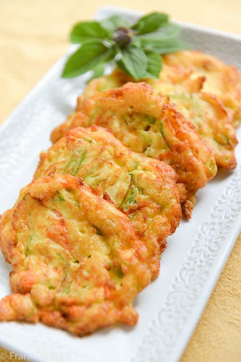 Zucchini Blossoms Recipes, Zucchini Flower Fritters, Zucchini Flowers Recipes Italy, Zucchini Blossom Recipes, Zucchini Flower Recipes, Fried Zucchini Flowers, Budha Bowls, Italian Things, Local Supermarket