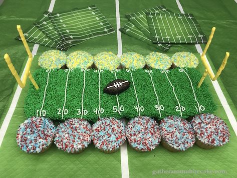 Football Field Pull Apart Cupcakes, Football Field Cupcakes, Football Themed Cupcake Ideas, Football Field Cupcake Cake, Football Cupcake Cake, Superbowl Cupcakes, Football Cupcake Cakes, Football Dessert, Brown Icing