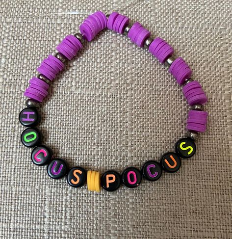 Hocus Pocus Clay Bead Bracelet, Clay Bead Halloween Bracelet Ideas, Hocus Pocus Bracelet Ideas, Hocus Pocus Bracelet, Halloween Heishi Bracelet, Halloween Bracelet Ideas, Halloween Beaded Jewelry, Make Clay Beads, Letter Bead Bracelets