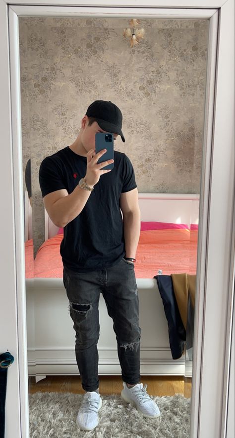 Mirror Selfie Poses For Men, Dj Movie, Selfie Tips, Fashion Models Men, Jeans Outfit Men, Mens Photoshoot Poses, Mens Casual Outfits Summer, Men Fashion Casual Shirts, Outfits Hombre