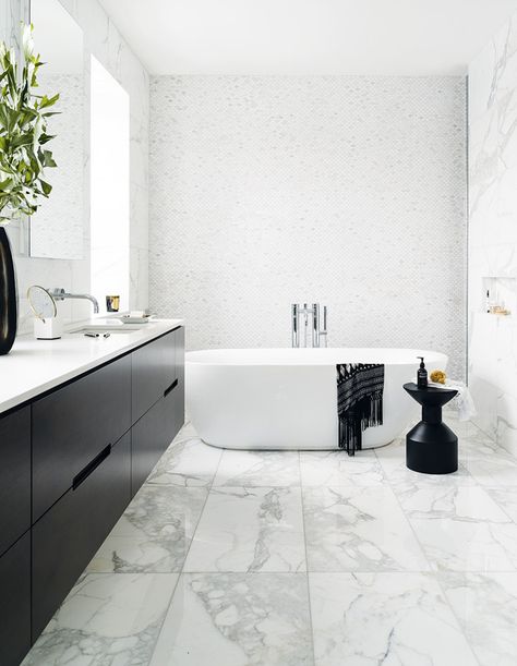 Tour A Black & White Bathroom Adorned With Marble Black White Bathroom, Marble Bathroom Designs, White Marble Bathrooms, Black White Bathrooms, White Bathroom Designs, Bad Inspiration, Marble Flooring, White Bath, Bathroom Design Luxury