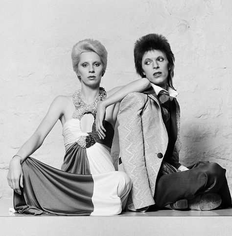 English singer and songwriter David Bowie posing with his former wife Angie Bowie, circa 1974. Angie Bowie, Angela Bowie, Duncan Jones, David Bowie Born, David Bowie Starman, Terry O Neill, Moonage Daydream, Bowie Starman, Major Tom