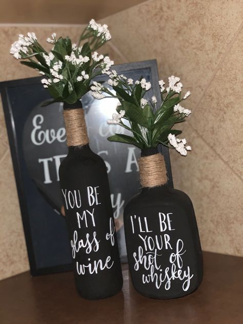 Wine And Whiskey Bottle Centerpieces, Beer Bottle Decoration Ideas Diy, Diy With Beer Bottles, Diy Beer Bottle Decor, Whiskey Bottles Decoration, Small Wine Bottle Crafts, Diy With Alcohol Bottles, Diy Whiskey Bottle Crafts, Dark Wine Bottle Crafts