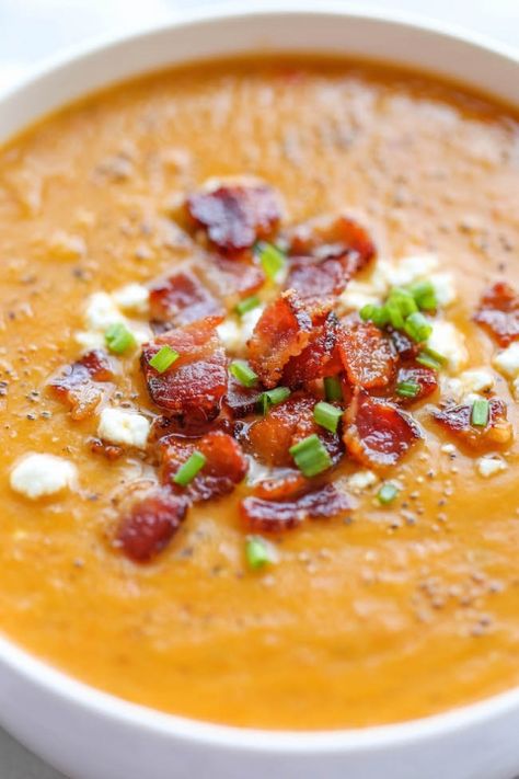 Roasted Butternut Squash and Bacon Soup - By far the best butternut squash soup ever, with the help of those crisp bacon bits blended right into the soup! Butternut Squash And Bacon, Butternut Squash Bacon, Best Butternut Squash Soup, Vegan Butternut Squash Soup, Soup With Bacon, Butternut Soup, Butternut Squash Recipes Soup, Squash Soup Recipe, Bacon Soup