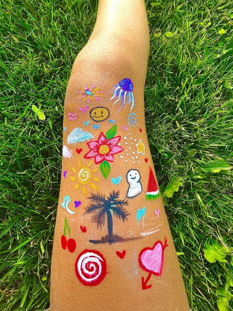 Leg Art Ideas, Leg Painting Ideas Easy, Painting On Legs Ideas, Painting Legs Art Ideas, Cute Leg Painting Ideas, Painting On Body, Leg Painting Body Art, Leg Painting Ideas, Rosé Legs