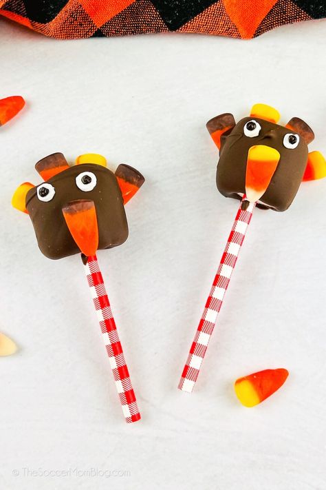 Turkey Marshmallow Pops - The Soccer Mom Blog Marshmallow Pops Recipe, Candy Turkeys, Thanksgiving Turkey Treats, Decorated Marshmallows, Red Velvet Bundt Cake, Thanksgiving Servings, Turkey Cake, Turkey Treats, Thanksgiving Snacks