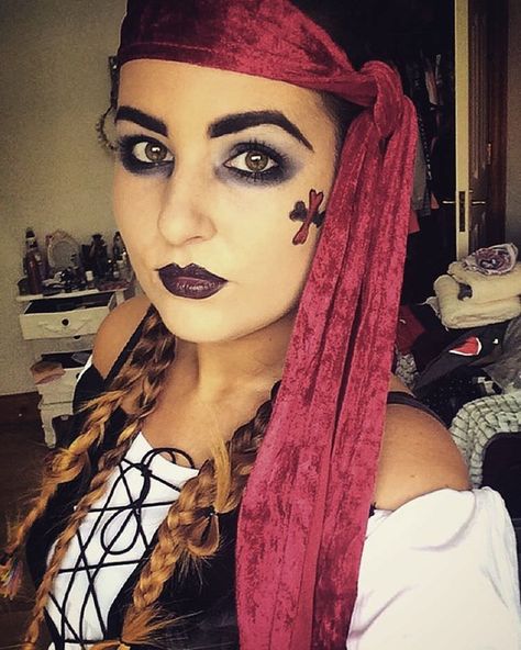 Pirate Wench Makeup, Wench Makeup, Pirate Makeup Female, Makeup Pirate, Pirate Hairstyles, Pirate Female, Pirate Makeup, Pirate Hair, Girl Pirate