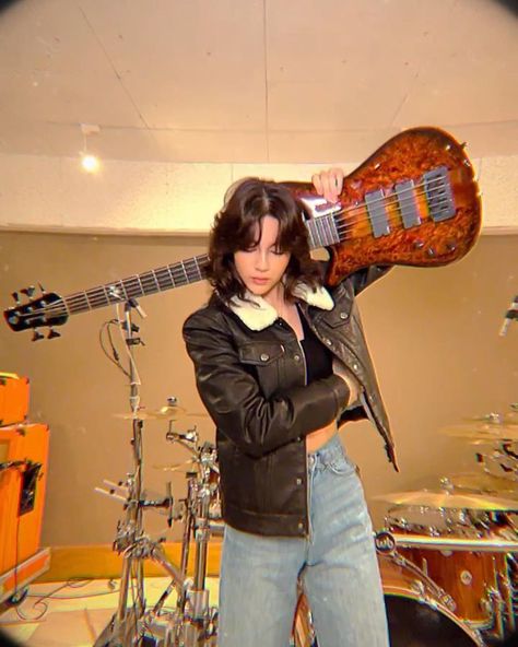 Rock Band Aesthetic Outfit, Rock Band Outfits Women, Indie Rock Aesthetic Outfits, Outfits Rockstar Mujer, Band Outfits Stage, Rocker Girl Aesthetic, Rock Band Outfits, Rockstar Aesthetic Outfits, Studying Music