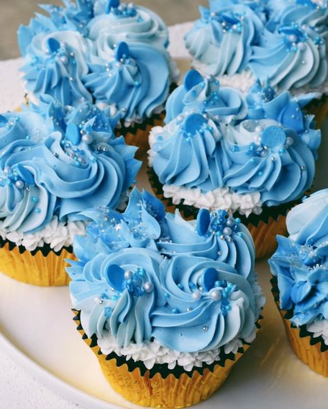 Monica Landes on Instagram: “Continuing my series of cupcakes using Rainbow Dust ProGel colors, I used Ice Blue for these cupcakes! Love this blue! 💙 I used piping tips…” Cupcakes Love, Swirl Cupcakes, Piping Tips, Blue Ice, I Series, Ice Blue, Piping, Frosting, Blue Sky