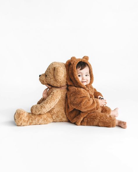 Dancing bears 🤍 Teddy Bear 6 Month Photoshoot, Teddy Bear Baby Photoshoot, Newborn Teddy Bear Photography, Teddy Bear Photoshoot Ideas, Teddy Bear Picnic Photo Shoot, Teddy Bear One Year Old Photoshoot, Bear Birthday Photoshoot, Baby Bear Birthday Party, Vom Avea Un Copil