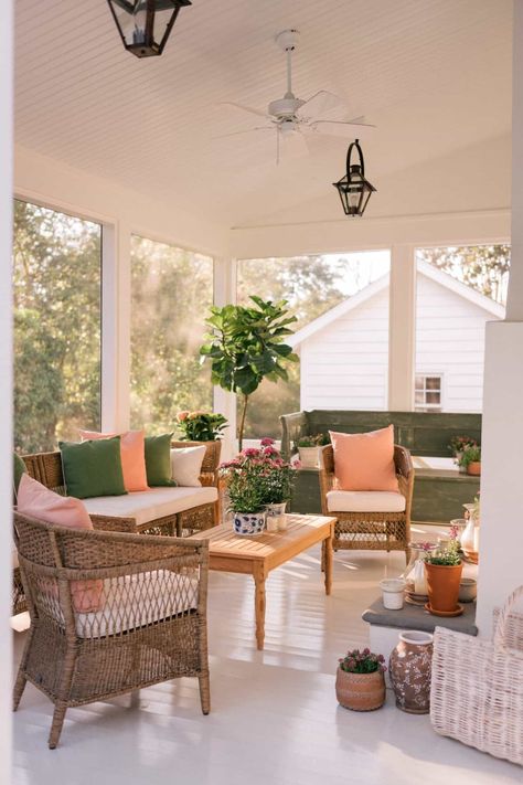 Estilo Charleston, Front Porch Design Ideas, Porch Design Ideas, Front Porch Design, Julia Berolzheimer, Charleston Homes, Diy Outdoor Decor, House With Porch, Porch Design