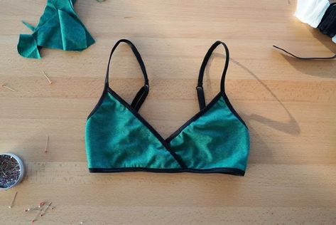 In this article, I will show you how to sew a simple soft bra without an underwire (bralette). The pattern for women’s bralette (wireless bra) LOVELY is constructed in a professional program for clothing pattern development and it is available in 13 sizes (underbust 60–130 cm / 23 5/8”–51 1/8”, cup size B/C). The bra is low support.The pattern Pattern - Women’s bralette LOVELYRecommended materialThis pattern is designed for light and medium knits, such as cotton knits with elastane,… Diy Bra Pattern, Bralette Sewing Pattern, Diy Bralette, Bralette Pattern, Diy Bra, Bra Sewing, Sewing Elastic, Bra Pattern, New Bra