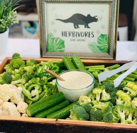 Dinosaur place markers that say herbivore, carnivore, omnivore or sweetivore.Ready for a roar-tastic dinosaur birthday party for your paleontologists? Dino-mite Dinosaur Party Food Ideas. #dinosaur #dinosaurpartyideas #dinosaurparty #dinoparty #dinopartyideas #paleontologists #herbivore #carnivore #omnivore #tablescape #partyfood Fête Jurassic Park, Dinosaur Birthday Party Food, 4de Verjaardag, Dinosaur Birthday Theme, Jurassic Park Birthday, Dinosaur Birthday Party Decorations, Fest Temaer, Park Birthday, Dinosaur Themed Birthday Party