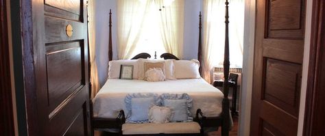 Not only does the bed above faces the door in a “coffin position”, the head of bed is also under a window. Both of which should be avoided. Bed Facing Door, Feng Shui Bed Placement, Feng Shui Bed, Feng Shui Bedroom Tips, Bed Placement, Feng Shui Rules, Unmade Bed, Tidy Bedroom, Feng Shui Bedroom