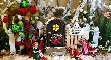 Christmas Fairy Houses Ideas, Winter Fairy Garden Ideas, Christmas Fairy Garden Holiday, Christmas Fairy Garden Diy, Winter Fairy Garden Christmas, Christmas Fairy Garden Ideas, Miniature Christmas Scenes, Christmas Fairy House, Xmas Fairy