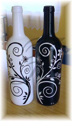 Liquor Bottle Crafts, Painted Glass Bottles, Hand Painted Wine Bottles, زجاج ملون, Glass Bottle Diy, Glass Painting Designs, Diy Glass Bottle Crafts, Wine Glass Art, Glass Bottles Art